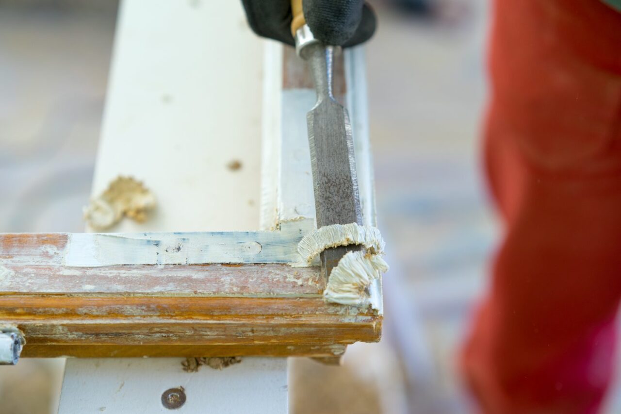 Pose d’un linteau au-dessus d’une porte dans un mur en construction.